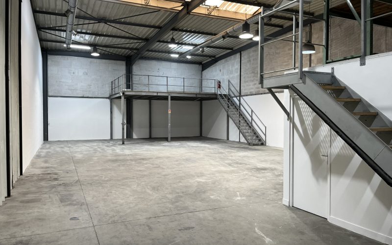 Entrepôt & bureaux 
            356 m² et 366 m², BONDY – 73 à 79 avenue du 14 juillet