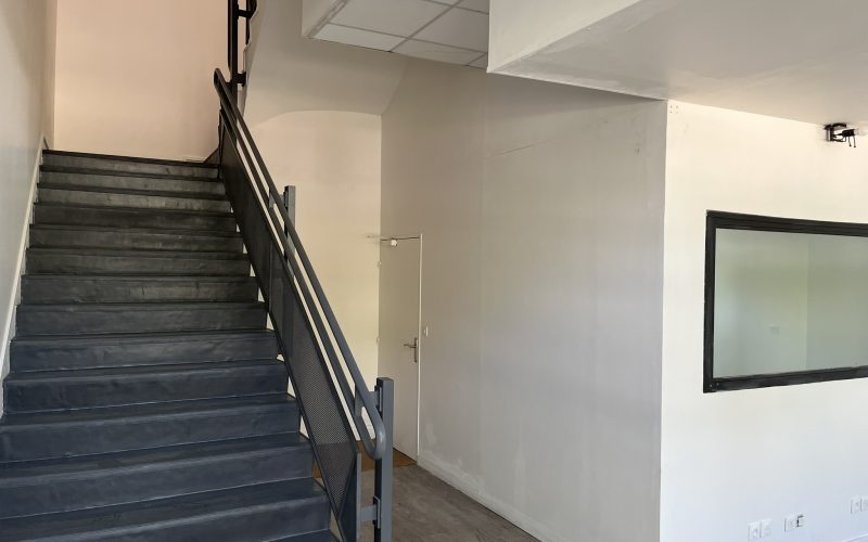 Entrepôt & bureaux 
            356 m² et 366 m², BONDY – 73 à 79 avenue du 14 juillet