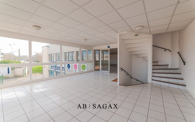 Entrepôt & bureaux 232 m², EMERAINVILLE – 35 boulevard Beaubourg