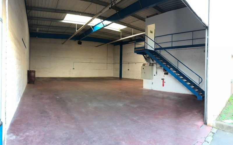Entrepôt & bureaux 
            580 m²- 299m² ou 281 m², Noisiel – 10 rue de la mare blanche