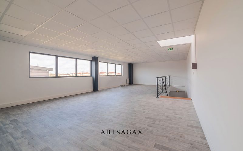 Entrepôt & bureaux 
            305 m², CORMEILLES – 14 rue Georges Méliès