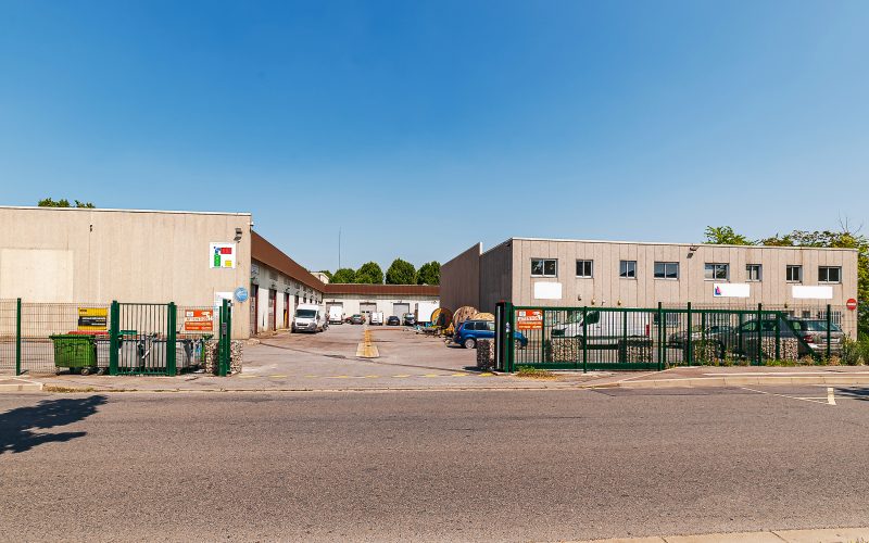 Entrepôt & bureaux 
            de 15 à 123 m², GRIGNY – 7 rue Jean Jacques Rousseau