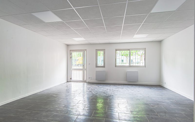 Entrepôt & bureaux 
            de 8 à 176 m², GRIGNY – 7 rue Jean Jacques Rousseau