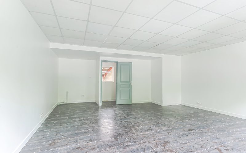 Entrepôt & bureaux 
            de 8 à 176 m², GRIGNY – 7 rue Jean Jacques Rousseau