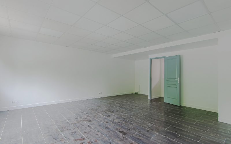 Entrepôt & bureaux 
            de 8 à 176 m², GRIGNY – 7 rue Jean Jacques Rousseau
