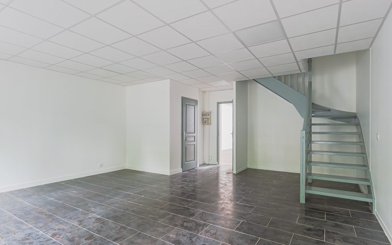 Entrepôt & bureaux 
            de 8 à 176 m², GRIGNY – 7 rue Jean Jacques Rousseau