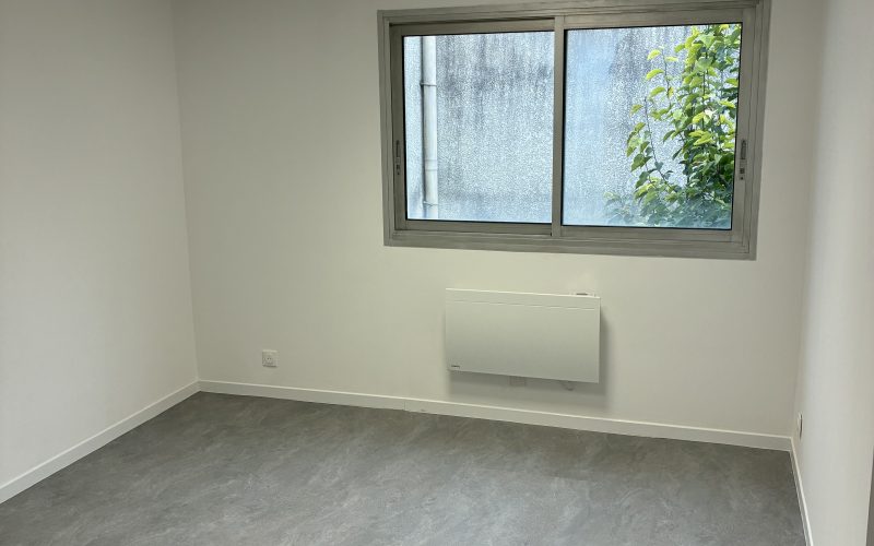 Entrepôt & bureaux 
            de 8 à 176 m², GRIGNY – 7 rue Jean Jacques Rousseau