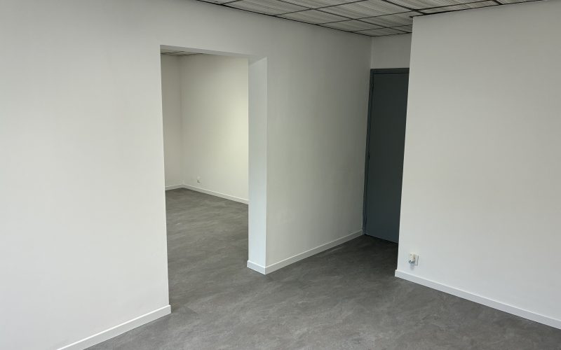 Entrepôt & bureaux 
            de 8 à 176 m², GRIGNY – 7 rue Jean Jacques Rousseau