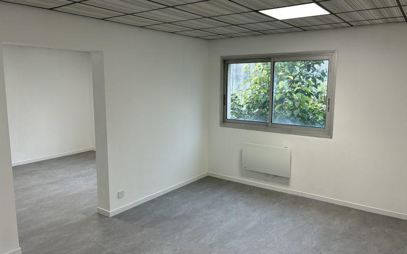 Entrepôt & bureaux 
            de 8 à 176 m², GRIGNY – 7 rue Jean Jacques Rousseau