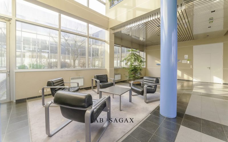 Entrepôt & bureaux 
            1 056 m² divisibles à partir de 500 m², LES ULIS – 12 Avenue des Tropiques