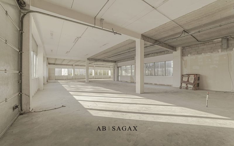 Entrepôt & bureaux 
            1 056 m² divisibles à partir de 500 m², LES ULIS – 12 Avenue des Tropiques
