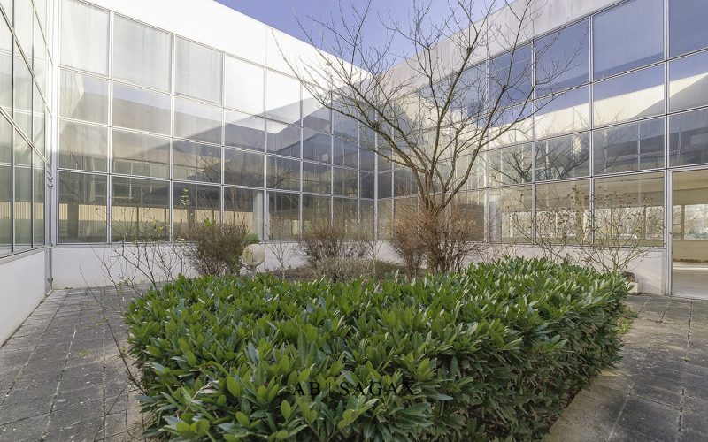 Entrepôt & bureaux 
            1 056 m² divisibles à partir de 500 m², LES ULIS – 12 Avenue des Tropiques