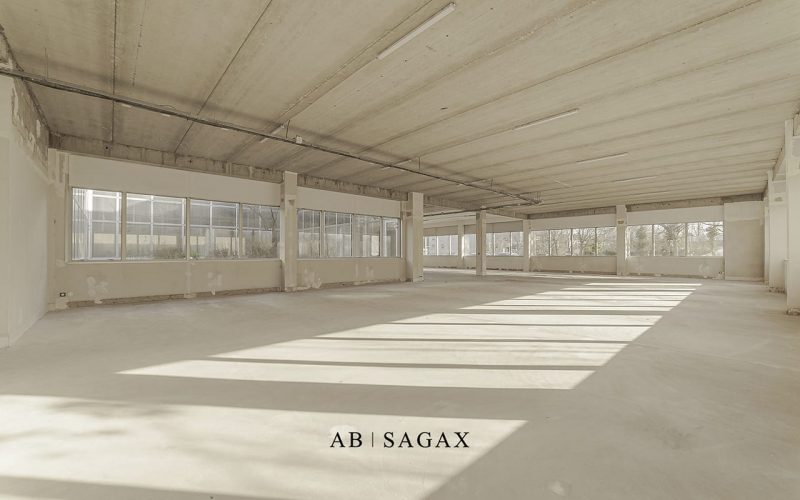 Entrepôt & bureaux 
            1 056 m² divisibles à partir de 500 m², LES ULIS – 12 Avenue des Tropiques