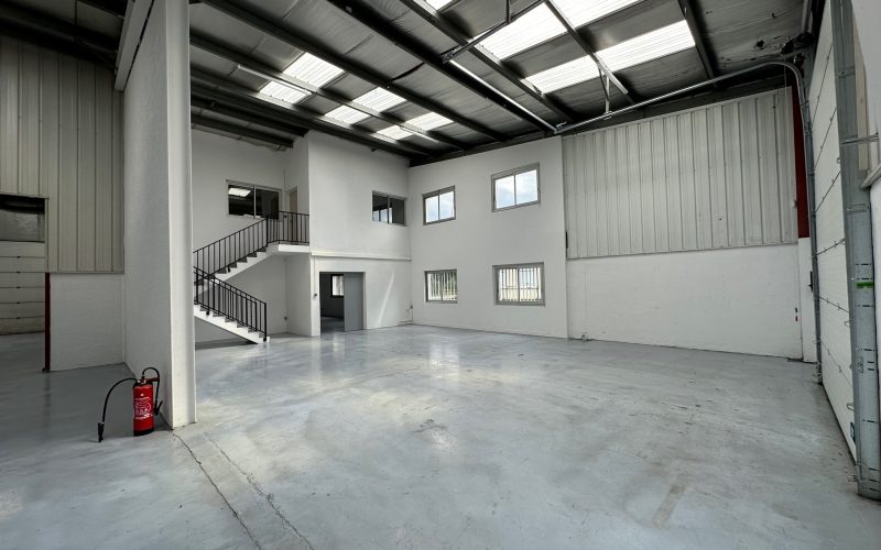 Entrepôt & bureaux 460 m², DECINES-CHARPIEU – Rue Vaucanson