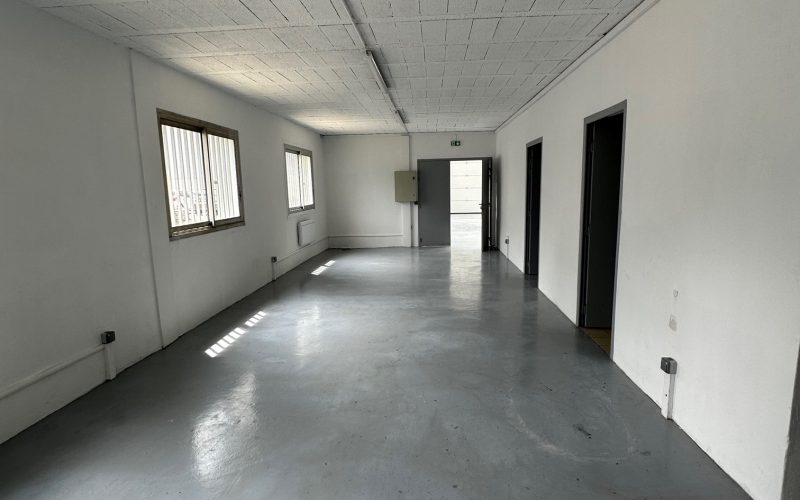 Entrepôt & bureaux 460 m², DECINES-CHARPIEU – Rue Vaucanson
