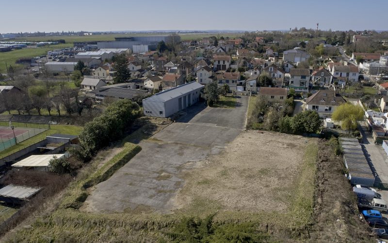Entrepôt & bureaux 
            550 m² sur un terrain de 7 270 m², VILLENEUVE-LE-ROI – 18 bis voie de Mons