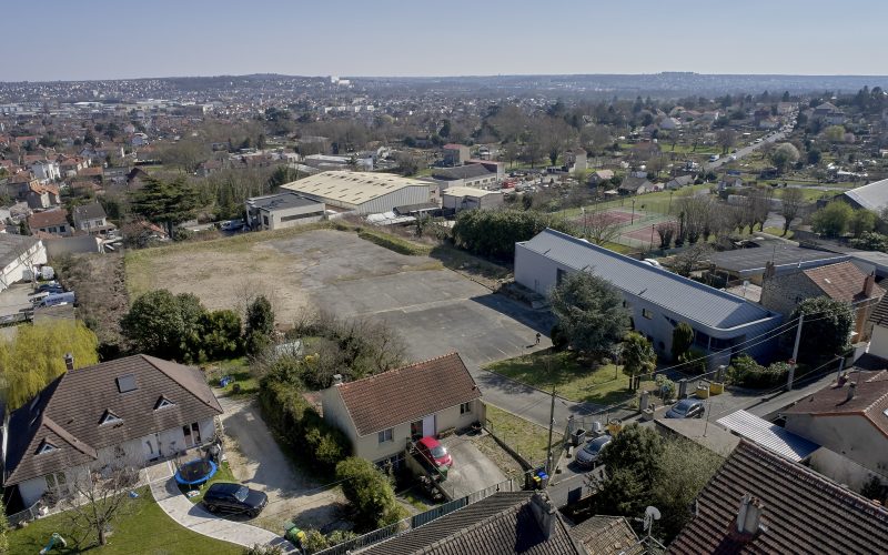 Entrepôt & bureaux 
            550 m² sur un terrain de 7 270 m², VILLENEUVE-LE-ROI – 18 bis voie de Mons