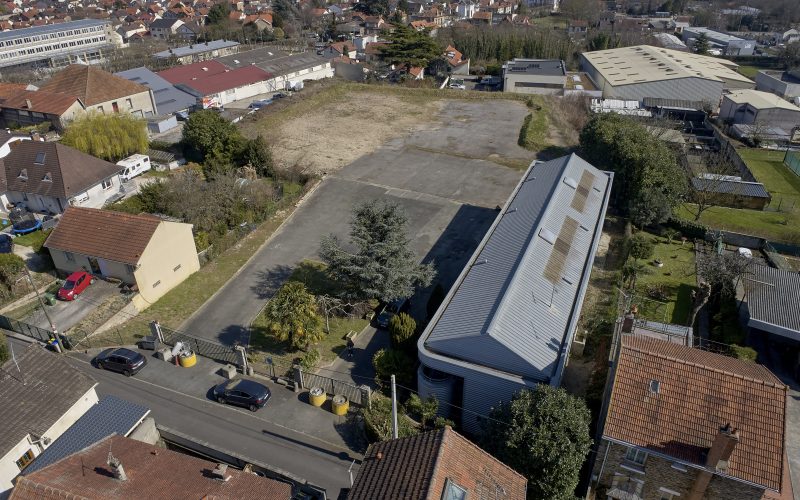Entrepôt & bureaux 
            550 m² sur un terrain de 7 270 m², VILLENEUVE-LE-ROI – 18 bis voie de Mons