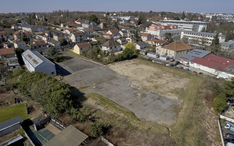 Entrepôt & bureaux 
            550 m² sur un terrain de 7 270 m², VILLENEUVE-LE-ROI – 18 bis voie de Mons