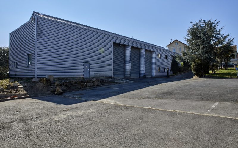 Entrepôt & bureaux 
            550 m² sur un terrain de 7 270 m², VILLENEUVE-LE-ROI – 18 bis voie de Mons