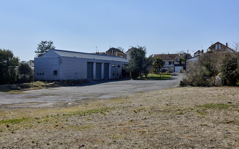 Entrepôt & bureaux 
            550 m² sur un terrain de 7 270 m², VILLENEUVE-LE-ROI – 18 bis voie de Mons