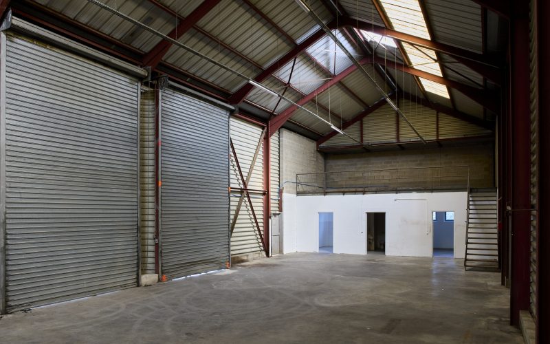 Entrepôt & bureaux 
            550 m² sur un terrain de 7 270 m², VILLENEUVE-LE-ROI – 18 bis voie de Mons