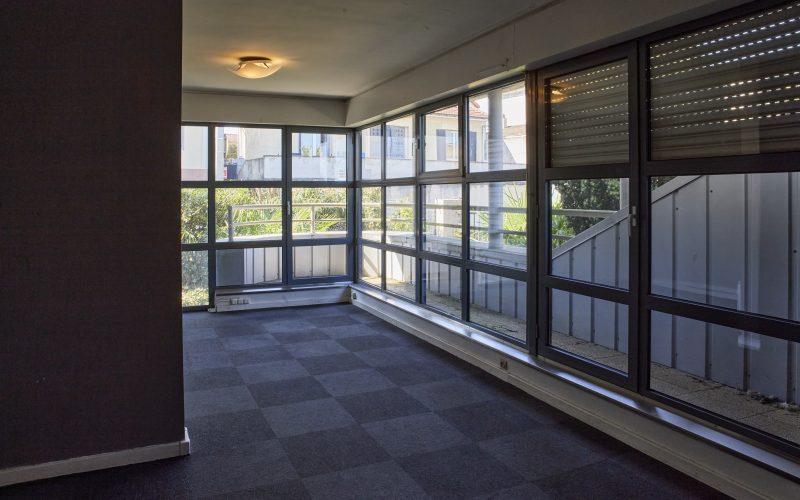 Entrepôt & bureaux 
            550 m² sur un terrain de 7 270 m², VILLENEUVE-LE-ROI – 18 bis voie de Mons