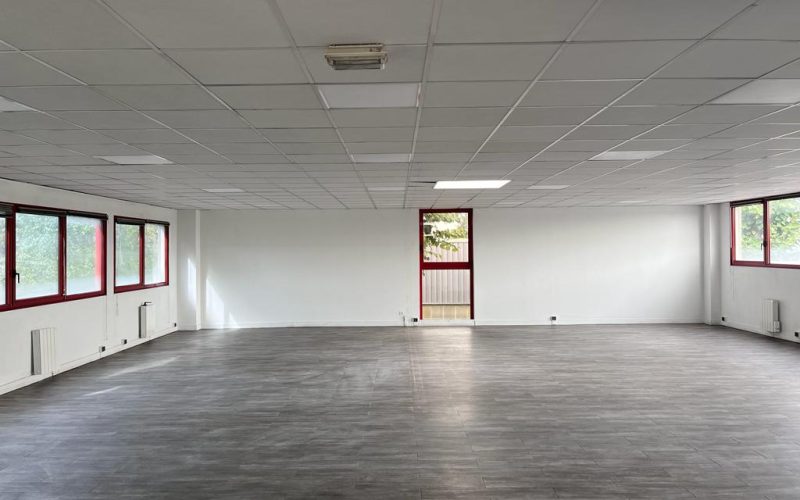 Entrepôt & bureaux 
            612 m², BLANC-MESNIL – 19 avenue Albert Einstein
