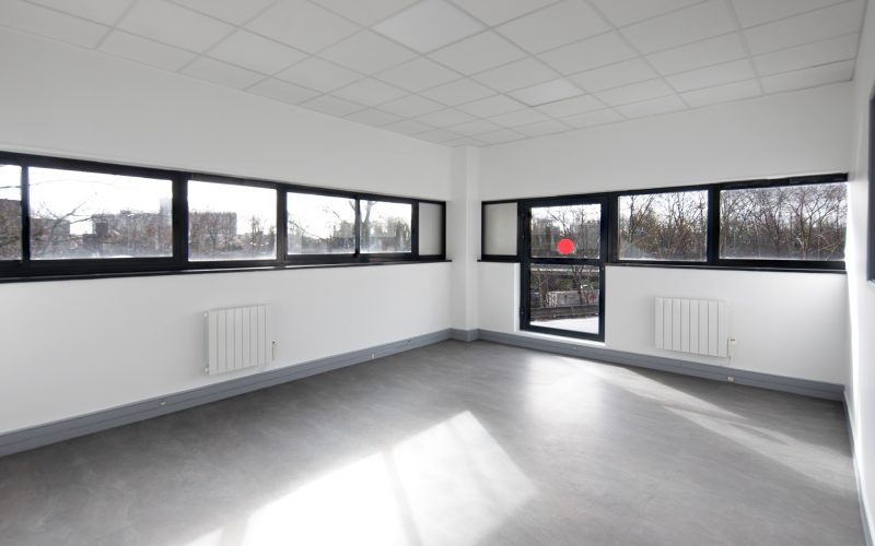 Entrepôt & bureaux de 180 m² à 1 052 m², SAINT-DENIS – Parc du Moulin Basset