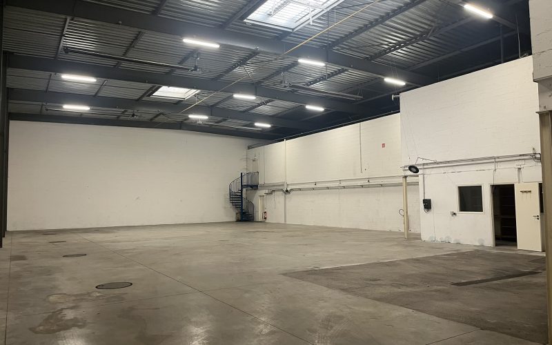Entrepôt & bureaux 
            820 m² + 1188 m², MASSY – 4 rue Galvani