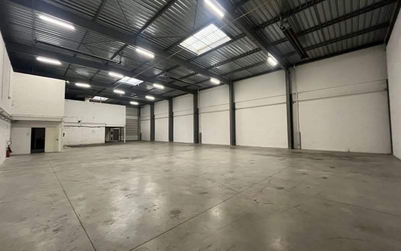 Entrepôt & bureaux 
            820 m² + 1188 m², MASSY – 4 rue Galvani