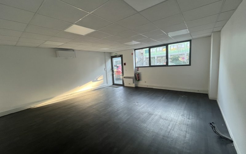Entrepôt & bureaux 
            820 m² + 1188 m², MASSY – 4 rue Galvani