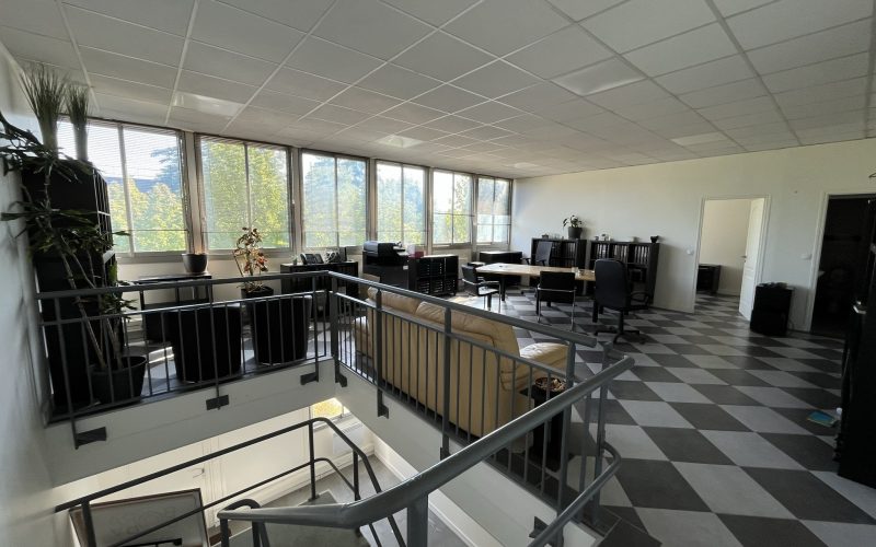 Entrepôt & bureaux 497 m², COIGNIERES – 32/34 rue des Osiers