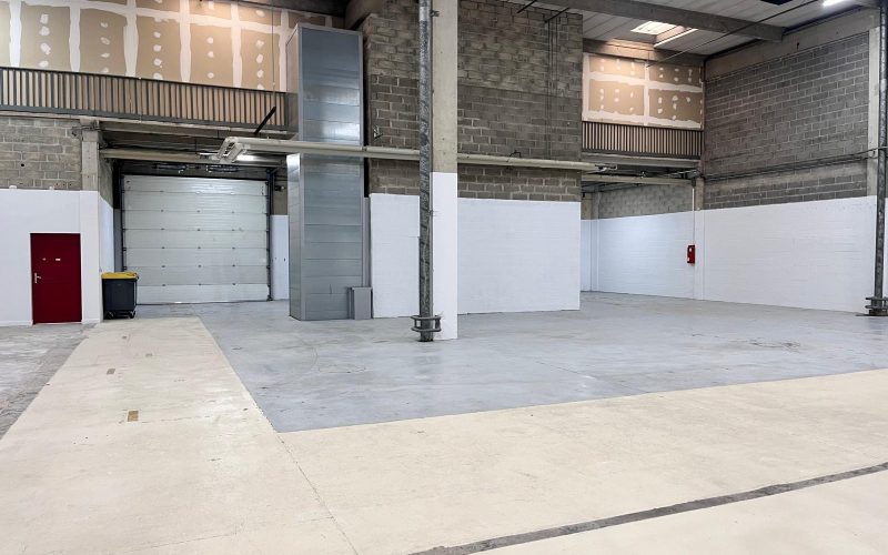 Entrepôt & bureaux 
            732 m², SARCELLES – 9 rue de l’Escouvrier