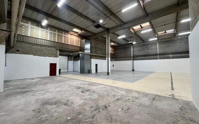 Entrepôt & bureaux 
            732 m², SARCELLES – 9 rue de l’Escouvrier
