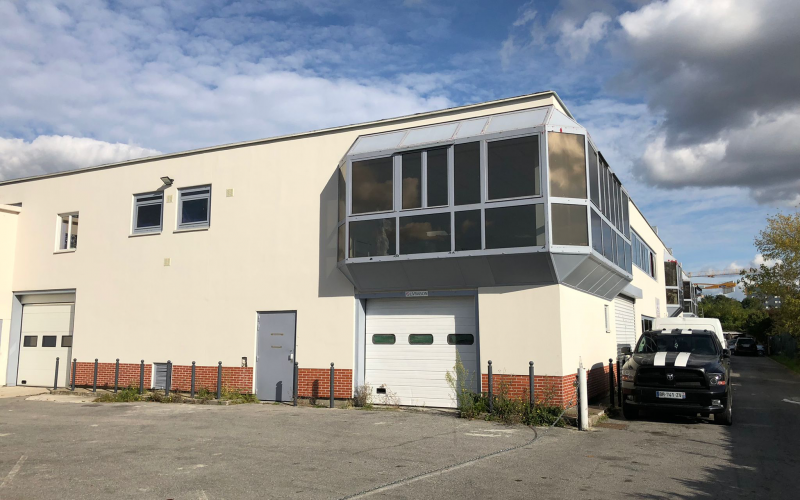 Entrepôt & bureaux 
            2 lots de 245 m², CHAMPIGNY – 477 à 499 rue Marcel Paul