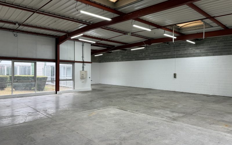 Entrepôt & bureaux 
            320 et 650 m² d'activités, VILLEBON-SUR-YVETTE – 16-18 avenue de la Baltique