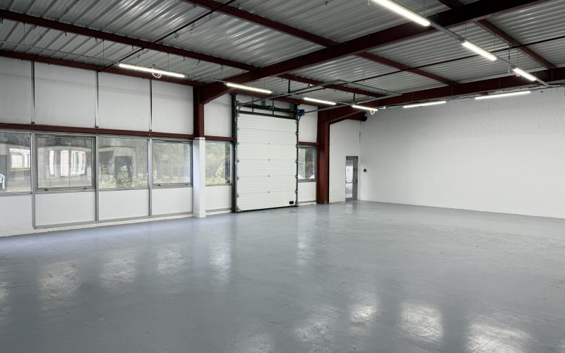 Entrepôt & bureaux 
            320 et 650 m² d'activités, VILLEBON-SUR-YVETTE – 16-18 avenue de la Baltique