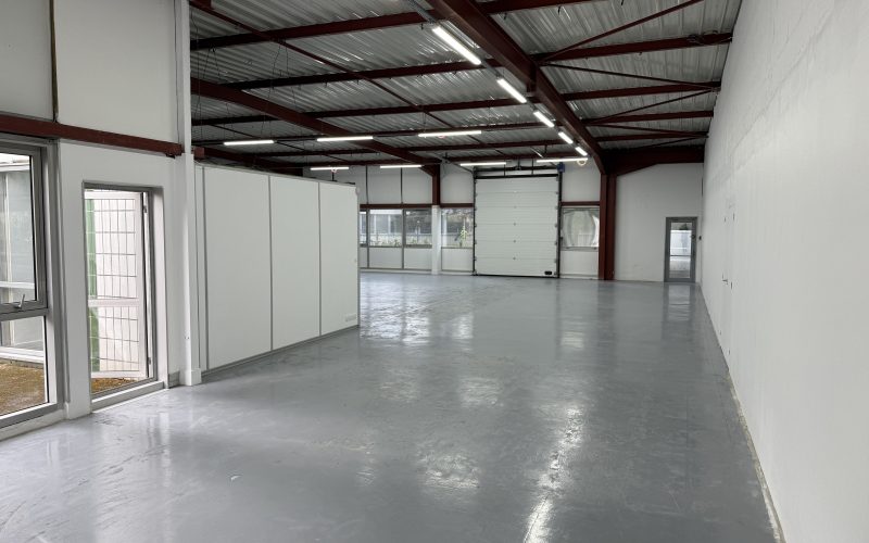 Entrepôt & bureaux 
            320 et 650 m² d'activités, VILLEBON-SUR-YVETTE – 16-18 avenue de la Baltique