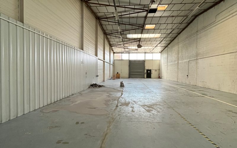 Entrepôt & bureaux 
            496 m², COIGNIERES – 32-34 rue des Osiers