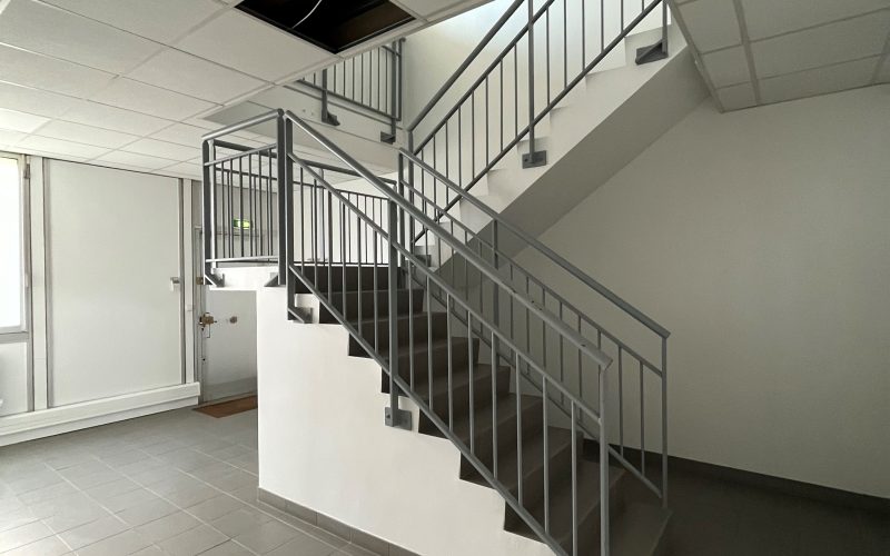 Entrepôt & bureaux 
            496 m², COIGNIERES – 32-34 rue des Osiers