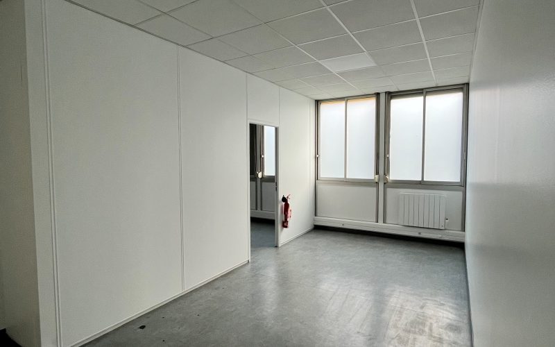 Entrepôt & bureaux 
            496 m², COIGNIERES – 32-34 rue des Osiers