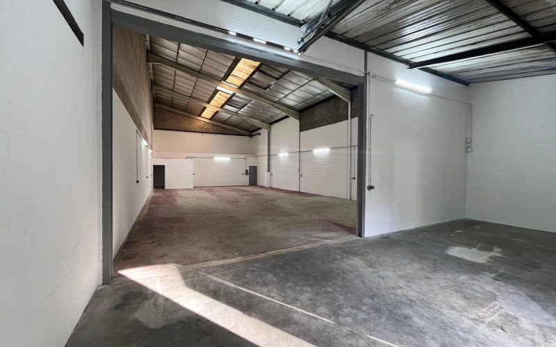 Entrepôt & bureaux 
            248 m², EAUBONNE – 9 rue Louis Armand