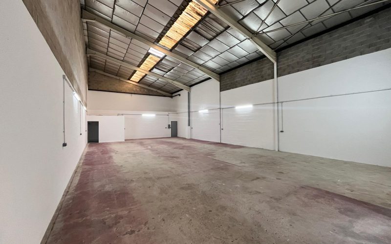 Entrepôt & bureaux 
            248 m², EAUBONNE – 9 rue Louis Armand
