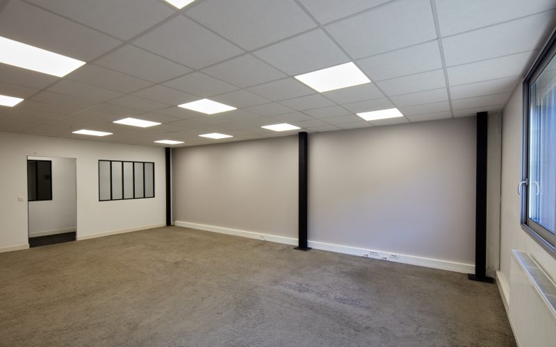 Entrepôt & bureaux 
            2 348 m², MORANGIS – 8 rue du Dr Jean Charcot