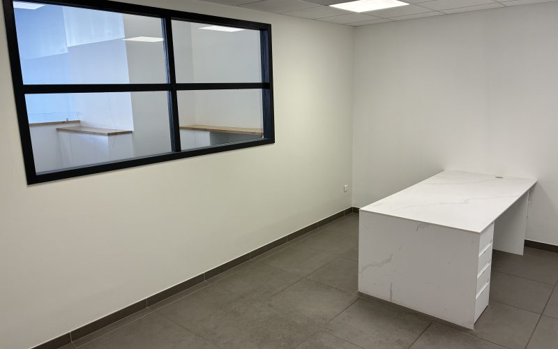Entrepôt & bureaux 
            1 600 m² et 1 200 m², CORBEIL-ESSONNE 1 rue Fernand Raynaud