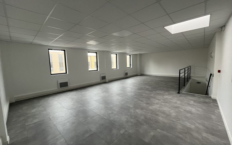 Entrepôt & bureaux 
            10 lots de 300 à 430 m², MUREAUX – 17 rue Levassor