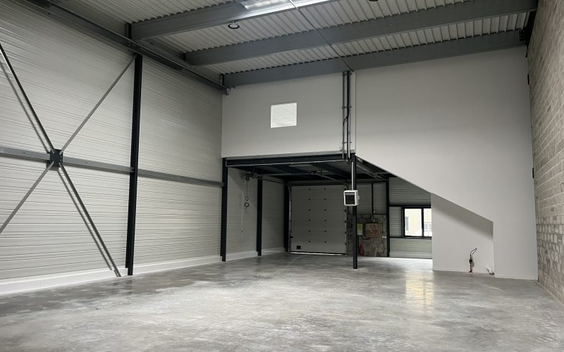 Entrepôt & bureaux 
            10 lots de 300 à 430 m², MUREAUX – 17 rue Levassor