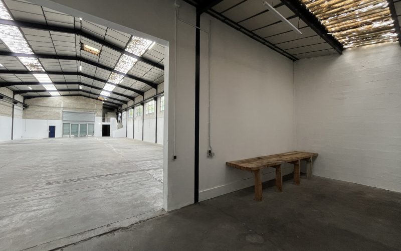 Entrepôt & bureaux 
            670 m², MORANGIS – 3 avenue Ferdinand de Lesseps
