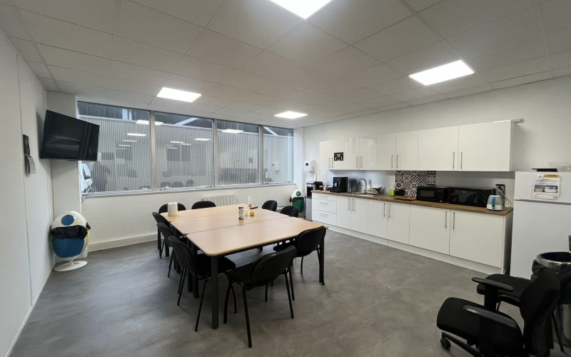 Entrepôt & bureaux 
            1 056 m² divisibles à partir de 500 m², LES ULIS – 12 Avenue des Tropiques